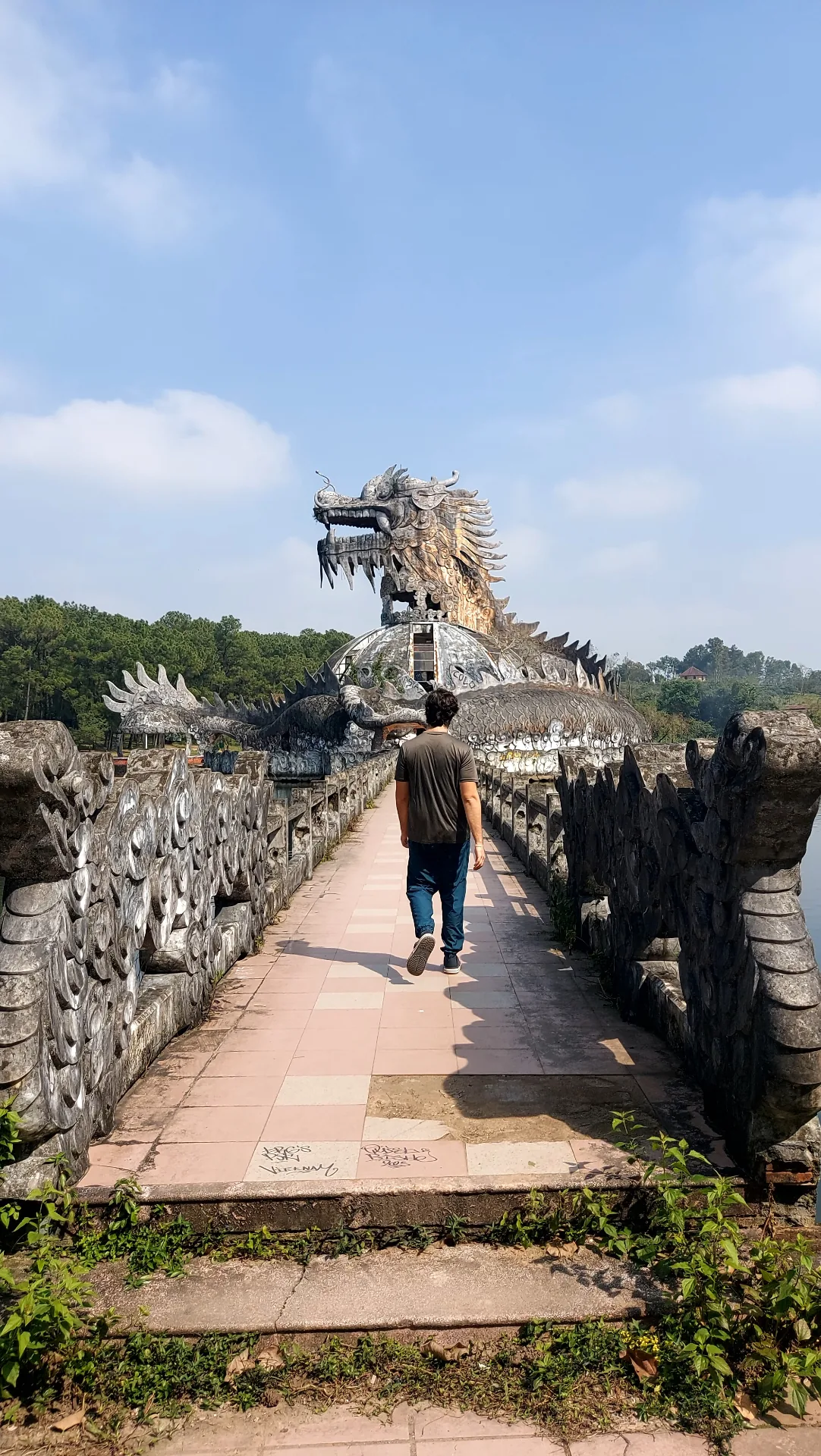 Um Parque Aquático Abandonado: Aventura e Mistério em Huê, Vietnã