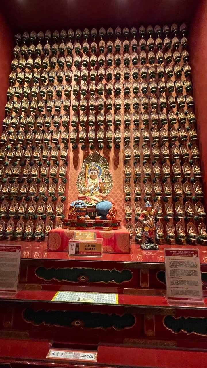 Sala com 10.000 estátuas de Buda no Buddha Tooth Relic Temple