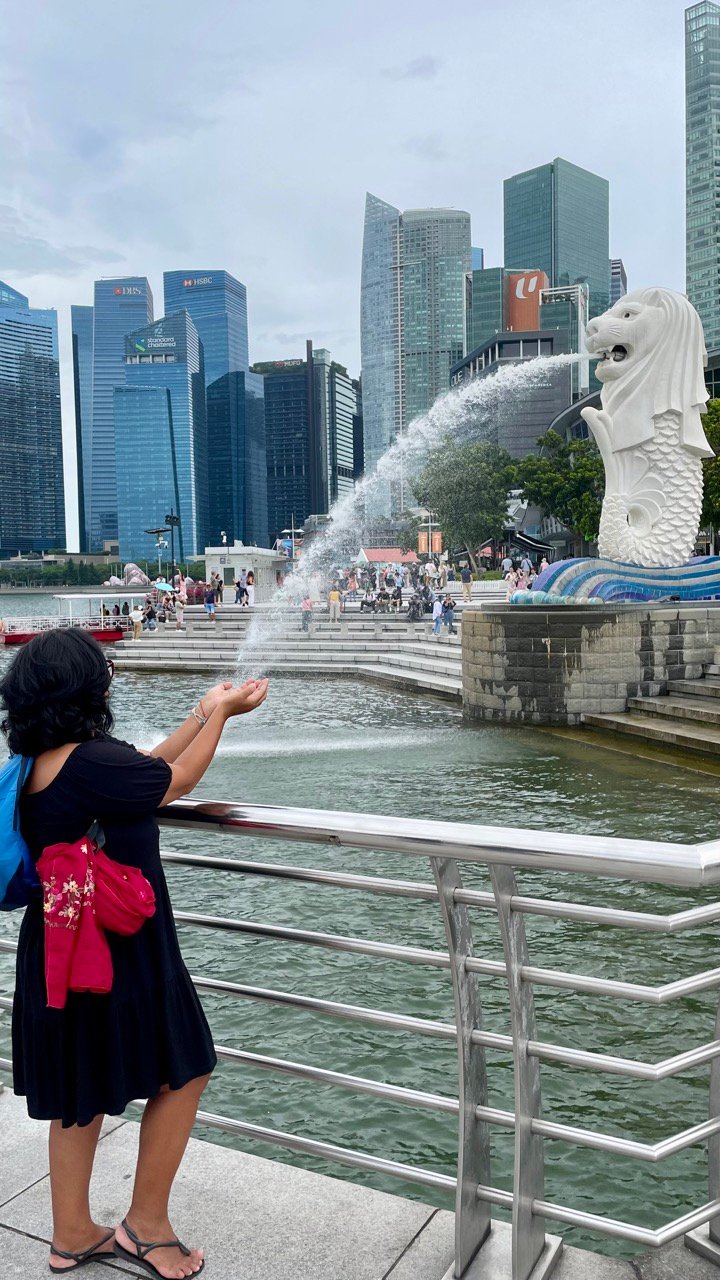 Merlion com Marina Bay Sands ao fundo em Singapura