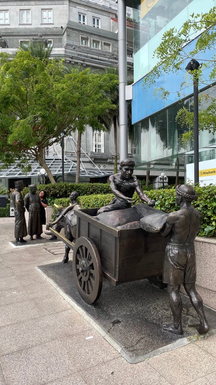 Escultura Rivers Merchants às margens do rio em Singapura