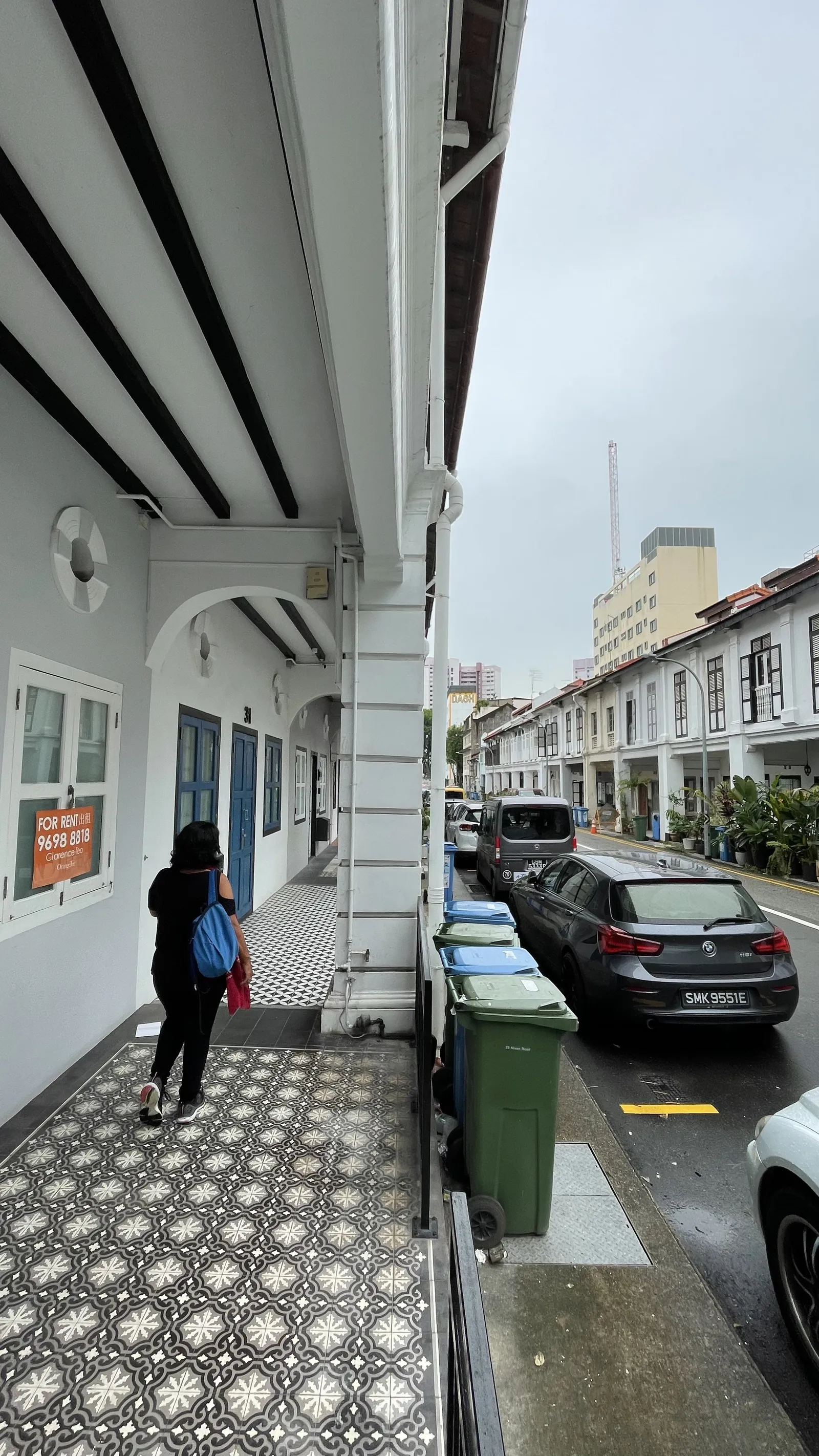 Rua de Selegie em Singapura, com prédios antigos e arte urbana