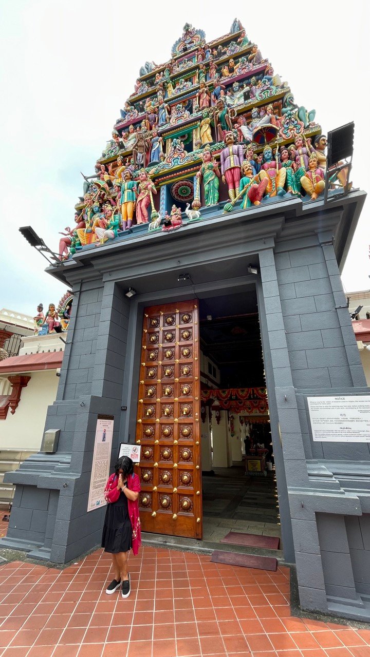 Detalhe das esculturas do Templo Sri Mariamman em Singapura
