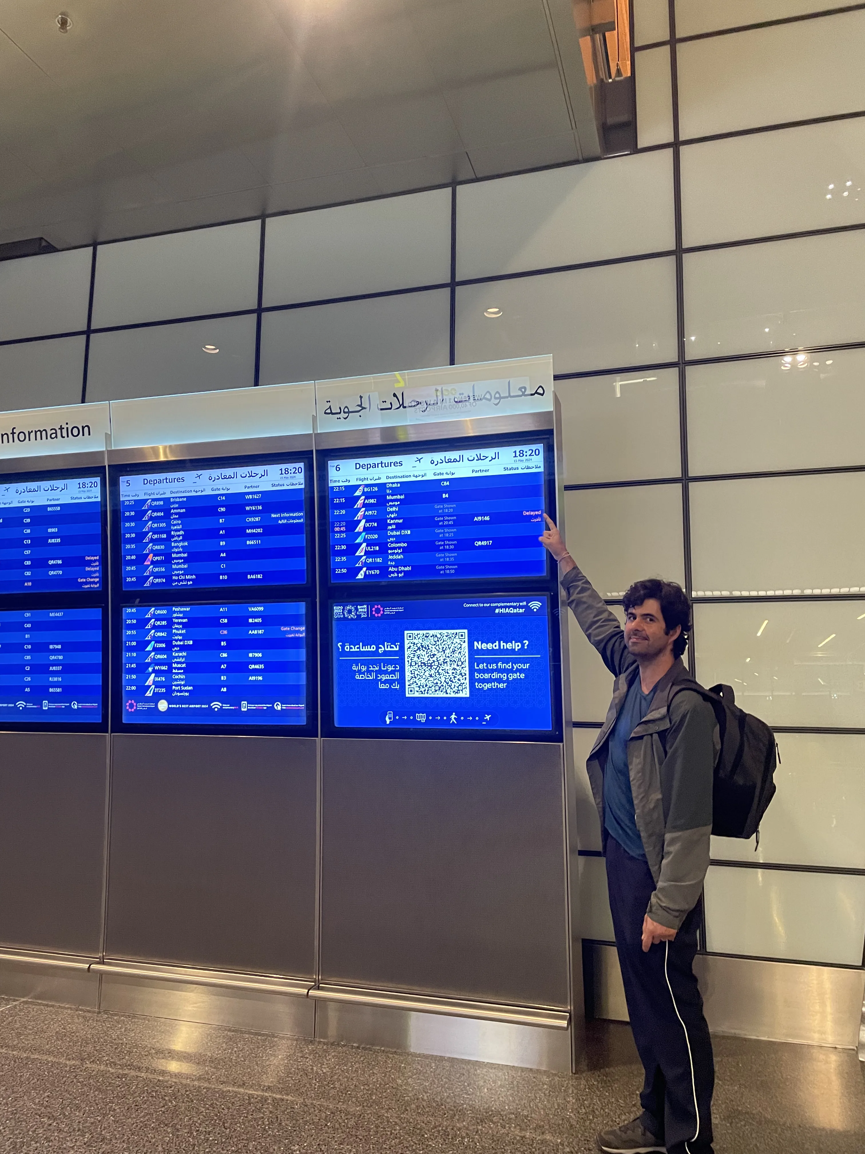 vista geral painel de informacoes do Aeroporto de Doha