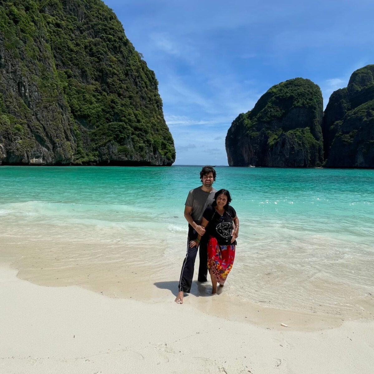 Gustavo e Letícia em uma praia na Tailândia