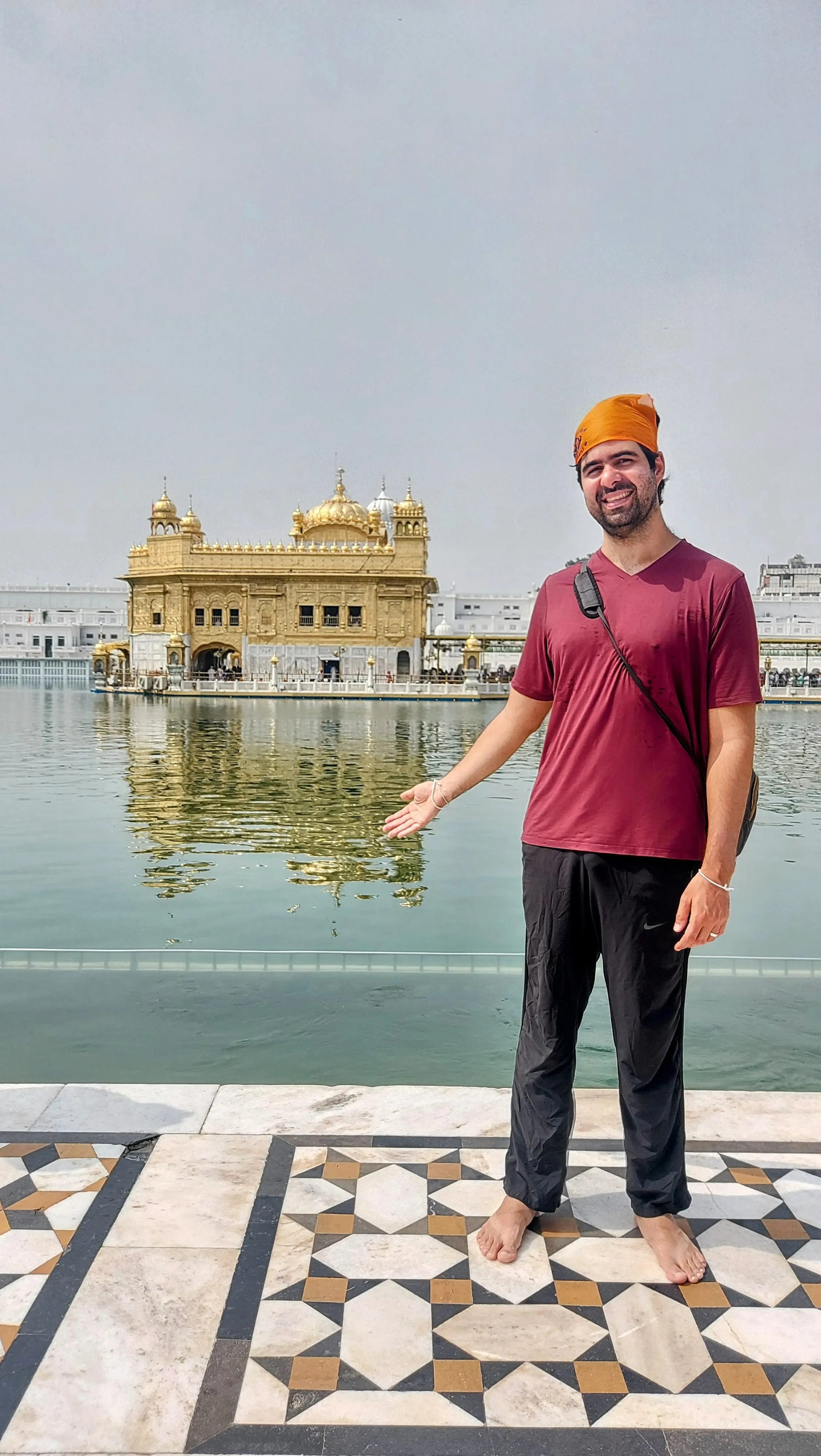 Templo Dourado refletido no lago sagrado ao amanhecer em Amritsar